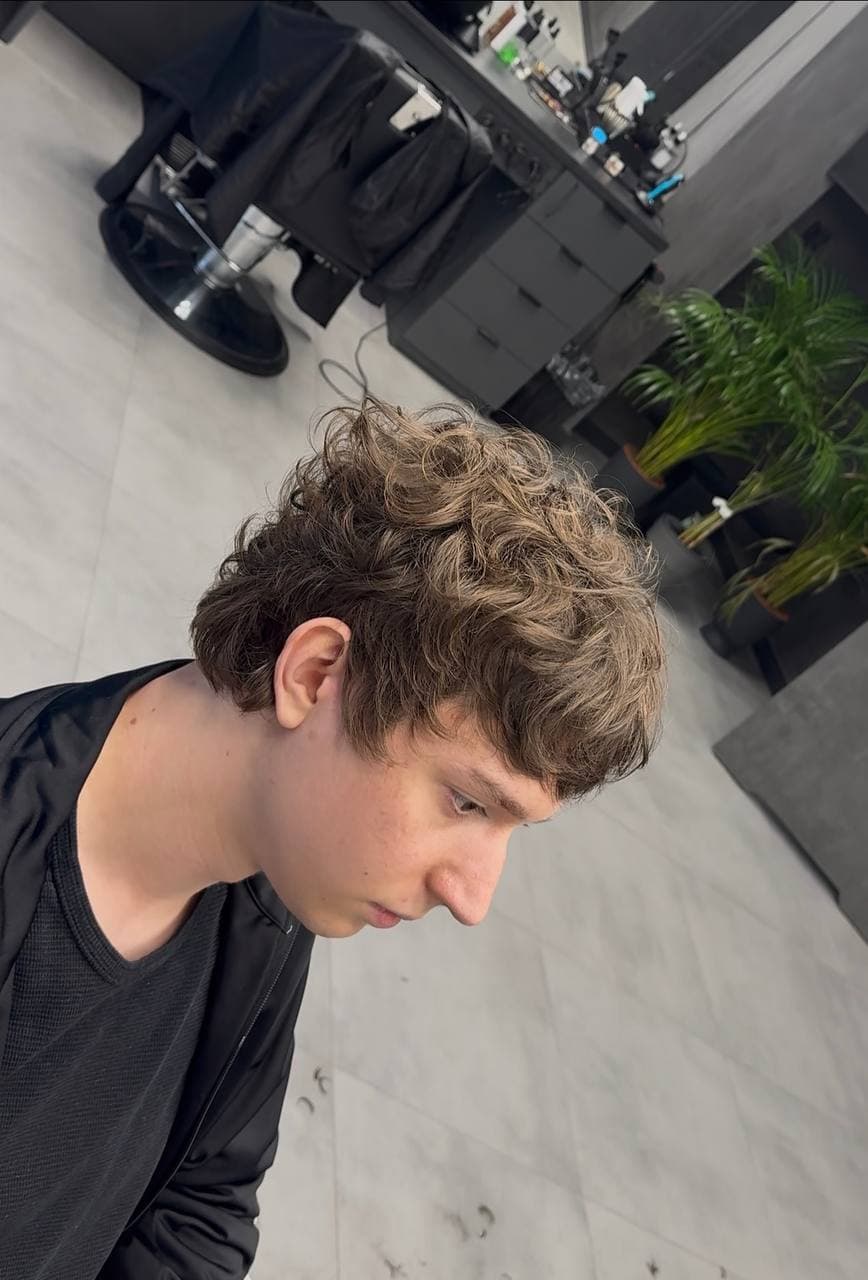 Student haircut - młody klient po strzyżeniu